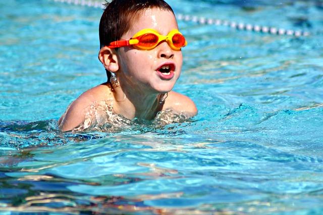 Обучение плаванию детей в современном бассейне
